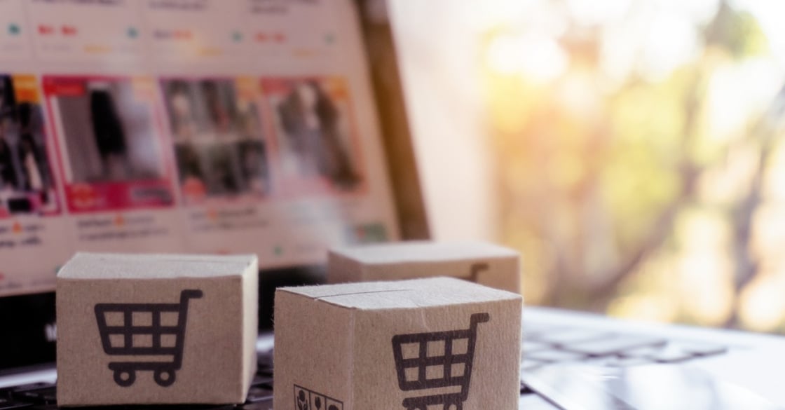 Small boxes with shopping-cart symbols in front of a laptop